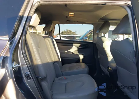 2023 Toyota Highlander Xle z USA, uszkodzony, nr VIN 5TDKDRAH1PS030721